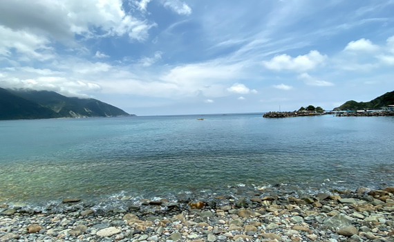 東澳灣景色療癒 港邊小吃饕客最愛