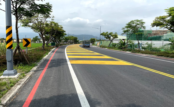 用路人照過來 車道劃滿黃斜線為哪樁？ 
