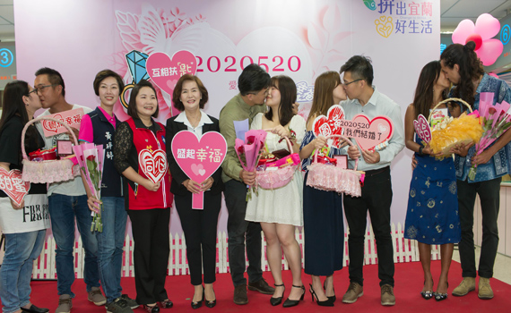 「愛你愛你-我愛你」諧音好日子 縣長獻祝福結婚登記有「禮」