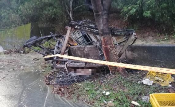 台南豪雨釀憾事!貨車失控自撞起火 駕駛成焦屍