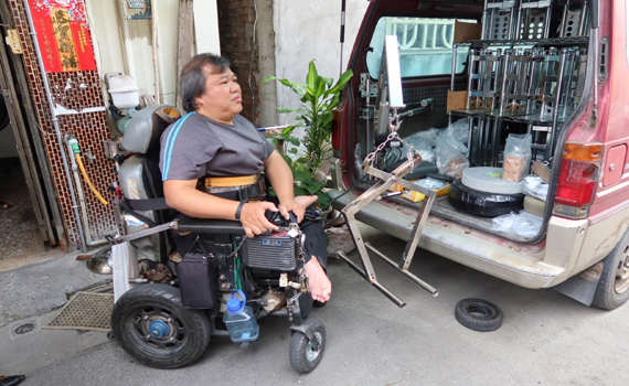 翻轉輪椅人生 重障男蔡明岳為母親研發輔具