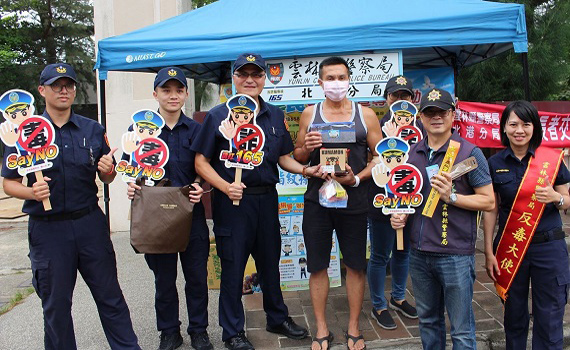 北港波麗士辦捐血 大雨澆不熄民眾捐熱血