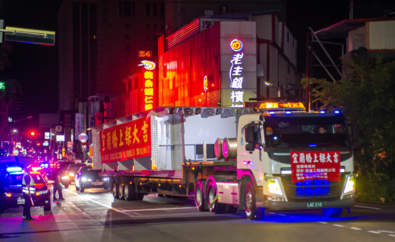 降低交通衝擊 宜蘭橋改建工程漏夜運送鋼樑