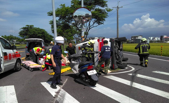 壯圍消防分隊救護車執行任務途中被撞翻 消防員受傷送醫