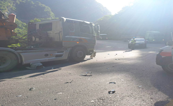 蘇花公路砂石車逆向超車與機車對撞 騎士多處骨折送醫 