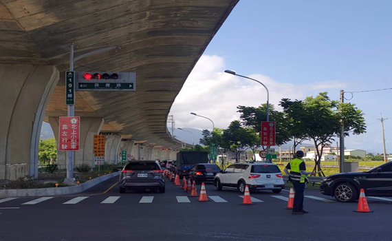 收假車潮湧現 國5匝道車陣大排長龍 