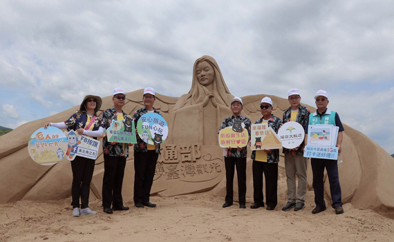 為安心旅遊宣傳 林佳龍、陳時中走訪福隆沙雕藝術季 