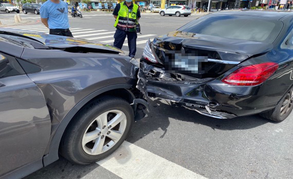台南安平追撞車禍 1死3傷