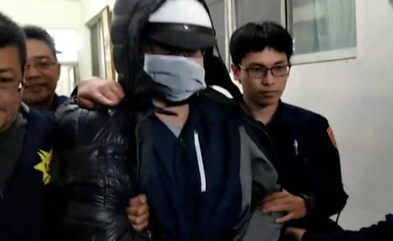 玉井縱火案嫌犯開庭前情緒失控 拉扯戒具自傷送醫