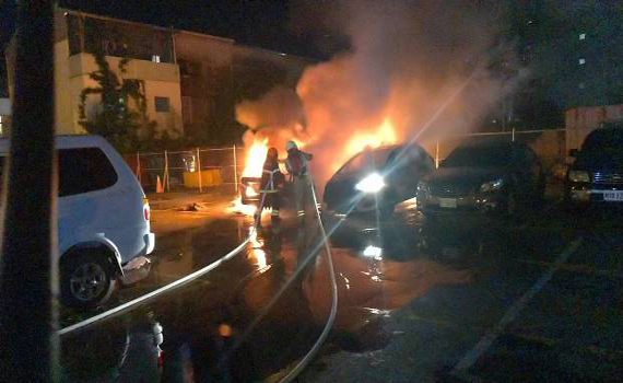 台南富農街火燒車 1女子燒燙傷送醫
