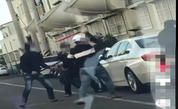 台南購屋糾紛協調不成 糾眾砸車