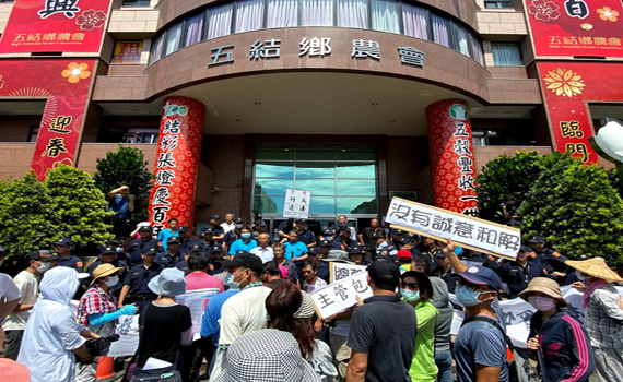 不滿五結農會處理保險箱失竊的態度 受害戶拉布條抗議