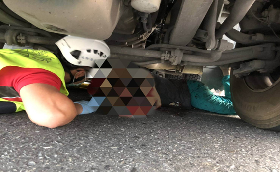 烏石港入口砂石車與腳踏車車禍 騎士受困車底