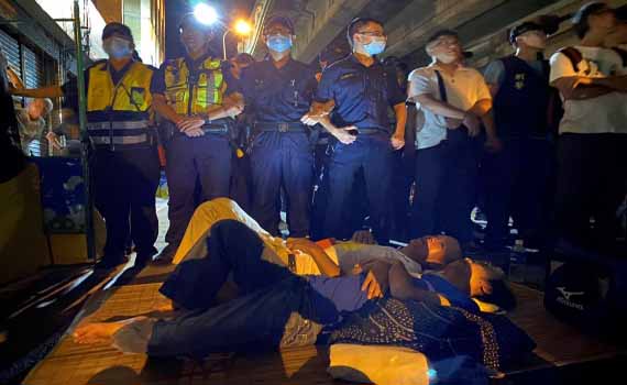 南鐵拒遷戶黃家強拆前夕 「擋拆」民眾與警衝突