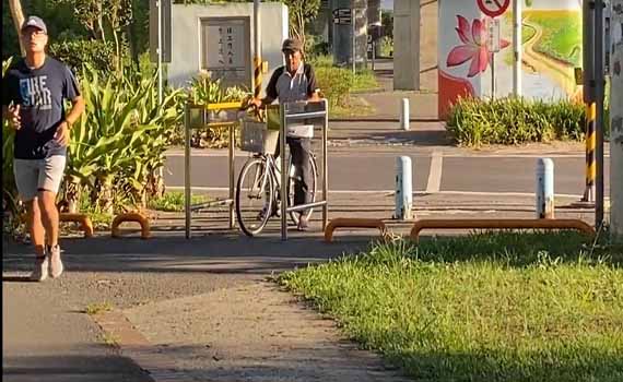 影/自行車專用道車阻間距過小影響通行 宜縣府允諾改善