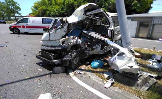 縣民大道車禍 廂型車扭曲變形一人無生命徵象 