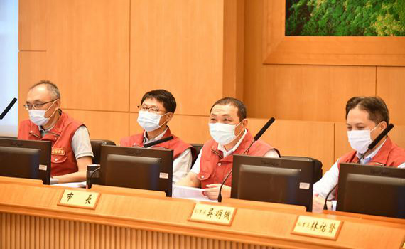 侯友宜:密閉空間行業強制實名制與戴口罩