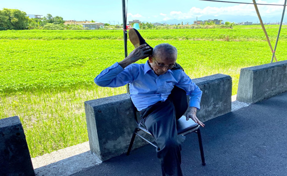 影/高「腳」在民間爺爺沒練過! 93歲翁盤腿過肩輕鬆談養生