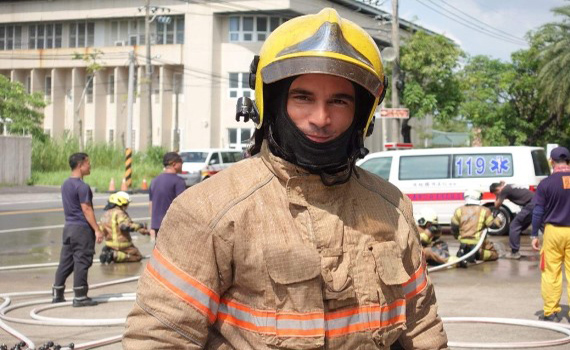法裔消防員台南體驗消防訓練　刺激又難忘 