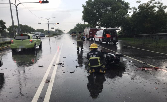 機車追撞曳引車2死 案發後曳引車竟肇逃