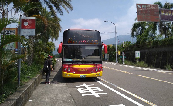 劍湖山公車站簡陋具險性 當地村長建議設置候車亭