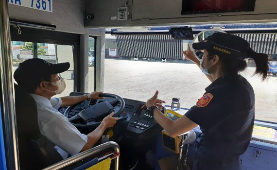 減少大型車事故發生 南警加強宣導視覺輔助系統運用