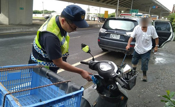 彰化八旬老翁騎機車半途沒油拋錨 雲林暖警伸援手免費加滿油