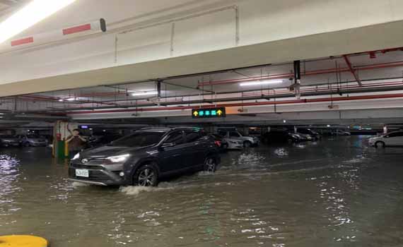 午後強降雨宜蘭市道路積水嚴重 宜大地下停車場進水 