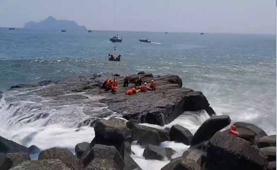 落海釣客8人被救起 1死亡1直升機轉送松山醫院 
