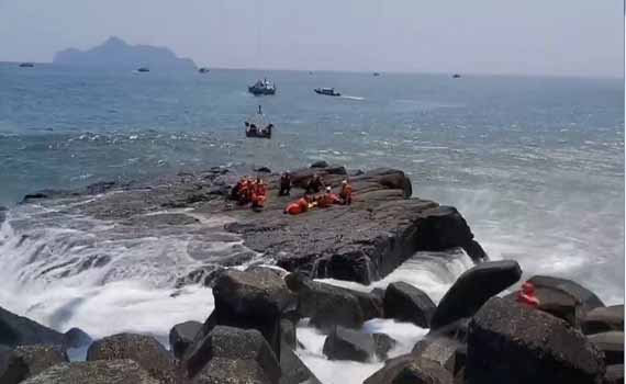 落海釣客8人被救起 1死亡1直升機轉送松山醫院