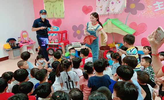路口如虎口教幼童安全行 北港警叮嚀「慢、看、停」