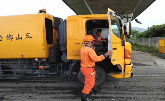 即時化解引爆危機 民眾報廢手機丟垃圾車清潔隊員爬進車斗撿拾