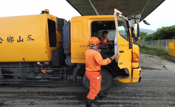 即時化解引爆危機 民眾報廢手機丟垃圾車清潔隊員爬進車斗撿拾 