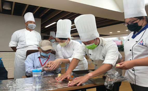 陽大醫院與蘭技合作 製作月餅串連失智長者與年輕學子 