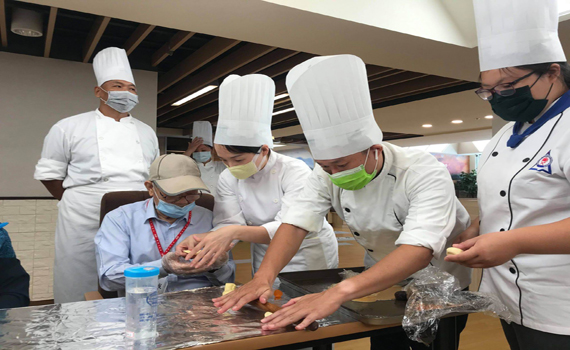陽大醫院與蘭技合作 製作月餅串連失智長者與年輕學子