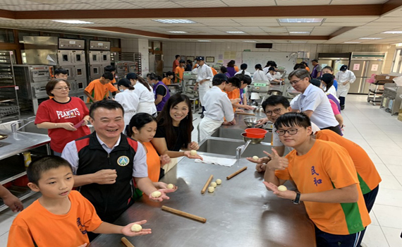 秋節烘月餅傳藝 培養慈暉生多才又多藝