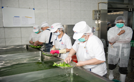 林姿妙視察學校團膳要求採用國產生鮮豬肉