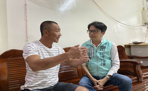 新凌波236號歷刼歸來 李偉華代表民眾黨慰問船長
