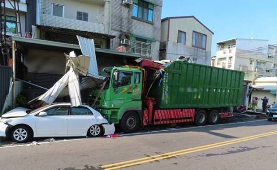 台南聯結車駕駛疑疲勞駕駛　失控衝撞3民宅 