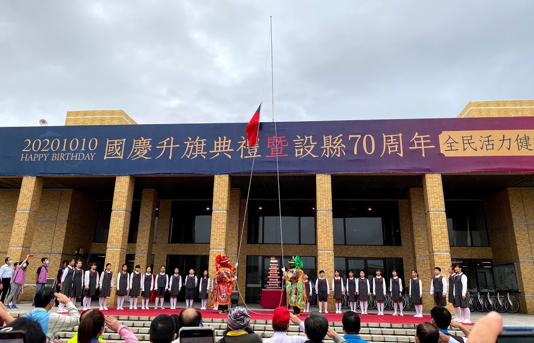 宜蘭國慶升旗千人參與 千里眼、順風耳當旗手