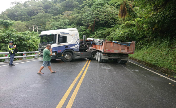 蘇花公路兩砂石車對撞　交通一度中斷 