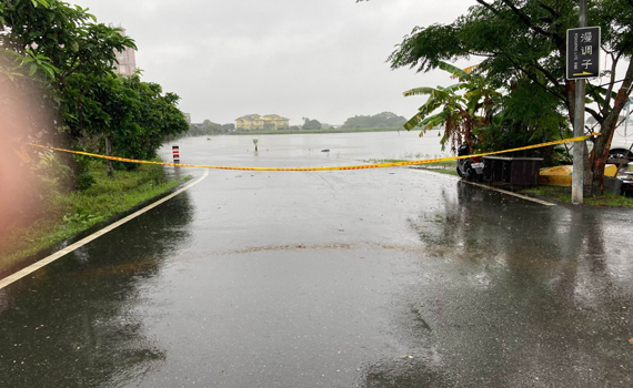 雨下不停道路積水 五十二甲溼地路段淹水警方拉封鎖線