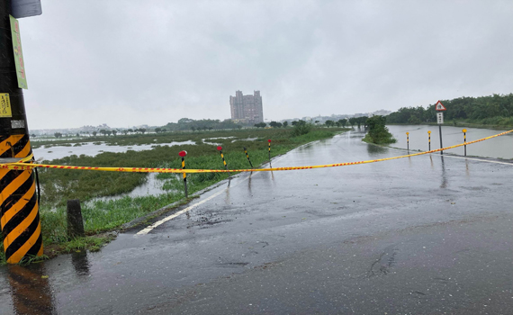 五十二甲溼地道路淹水 宜縣府開啟兩閘門排水