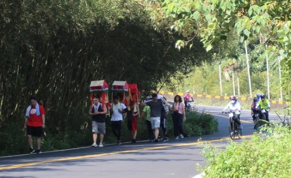 影/祈求神助道友早日換肝 草嶺十村民翻山越嶺百里祈福