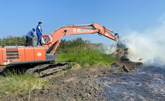 濁水溪出海灘地無名火 四河局協助撲滅火勢