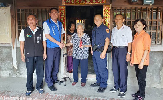 雲縣警長探百歲人瑞 轉贈金牌送敬老金