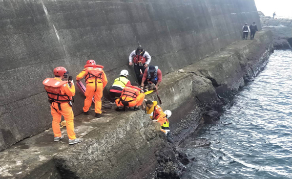 頭城石城漁港一釣客落海 被救起已無生命徵象