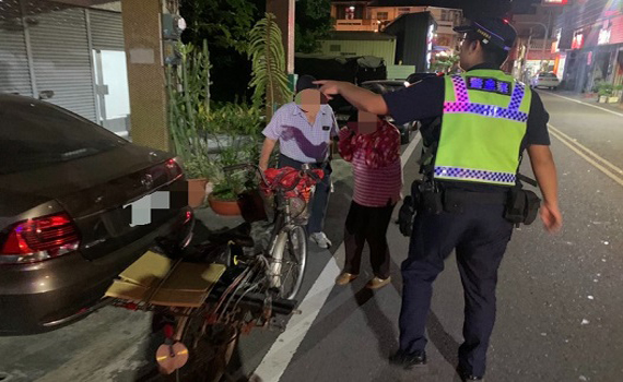 年邁老嫗獨自出門迷途街頭 公正巡邏警協助安全返家