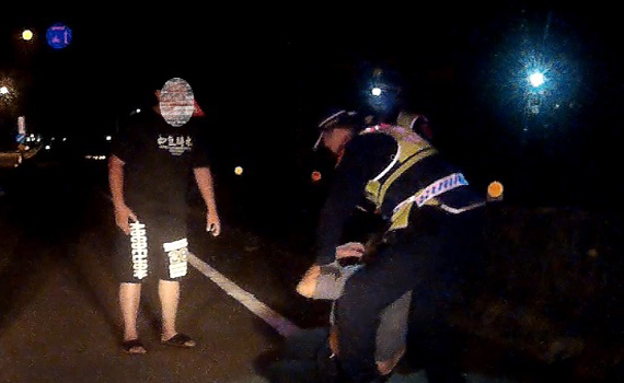 女子欲自殘又要跳水溝 勇警一把拉住即時救援