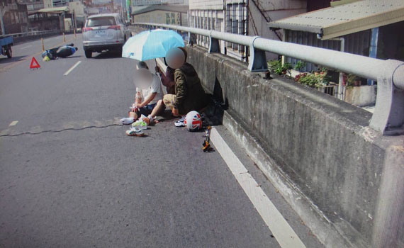 老翁自撞護欄受傷倒地 熱心情侶幫忙撐傘報警
